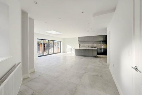 6 bedroom semi-detached house to rent, Buxton Drive, New Malden