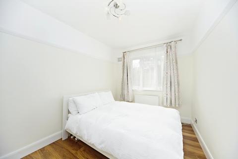 2 bedroom flat to rent, Chesham Court, Trinity Road, SW18