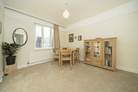 undefined, Vale Close, Strawberry Hill TW1