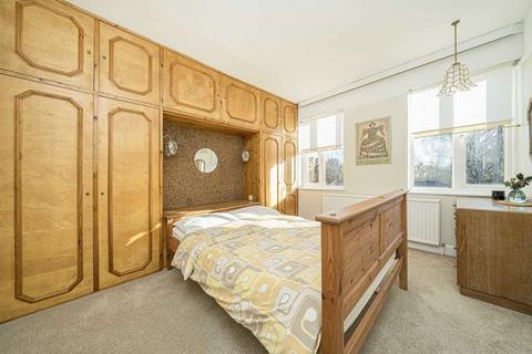 undefined, Vale Close, Strawberry Hill TW1