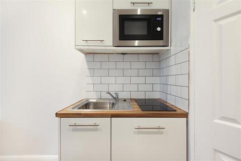 Studio to rent, Southwell Gardens, SW7