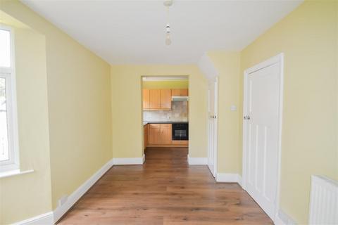 3 bedroom semi-detached house to rent, Ambleside Avenue