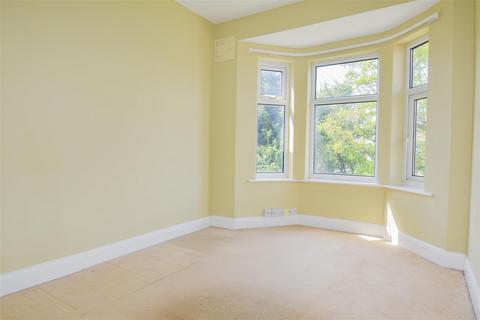 3 bedroom semi-detached house to rent, Ambleside Avenue