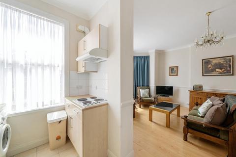 3 bedroom flat for sale, Walm Lane, London NW2