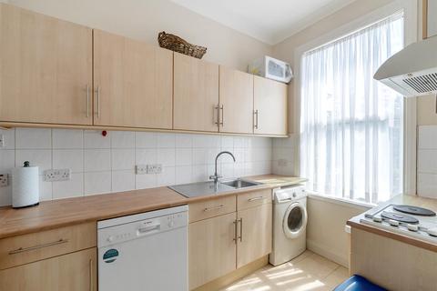 3 bedroom flat for sale, Walm Lane, London NW2