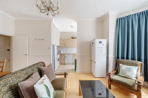 3 bedroom flat for sale, Walm Lane, London NW2