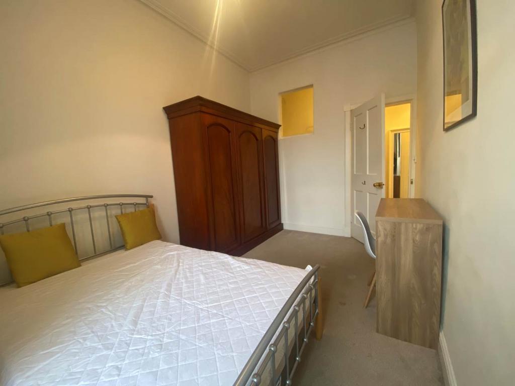 Bedroom 1 (2)
