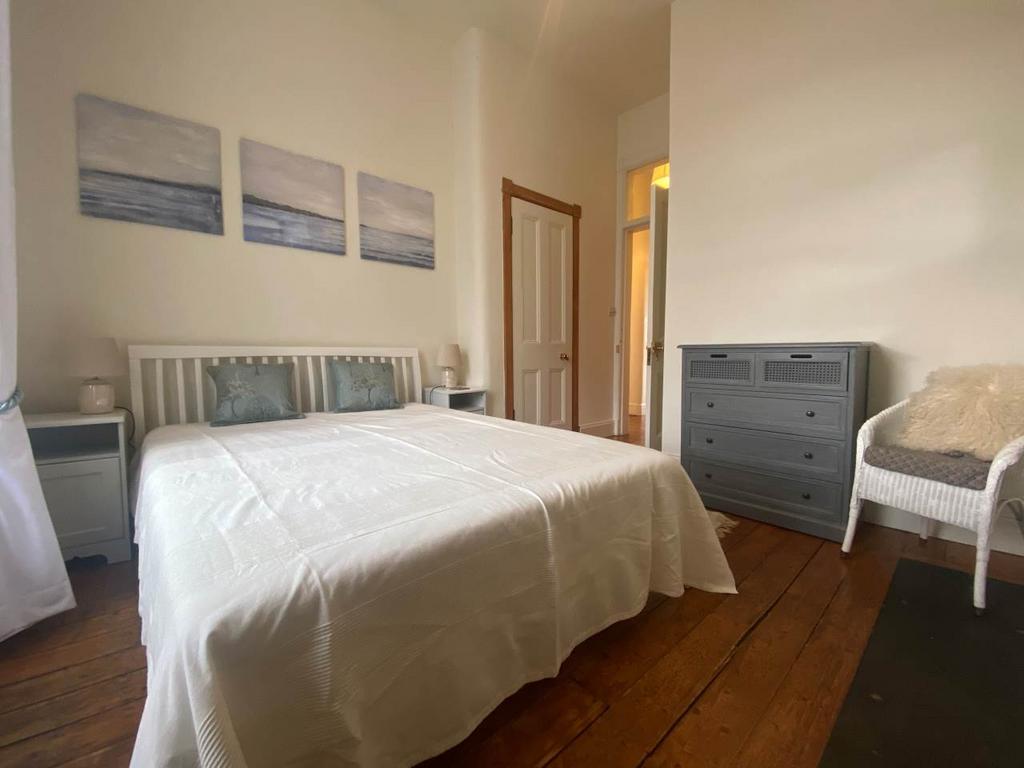 Bedroom 2 (2)