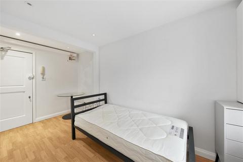 Studio to rent, Courtfield Gardens, SW5