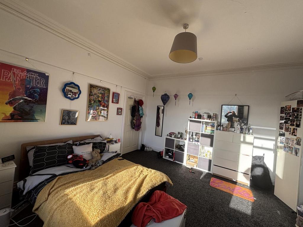 Bright, well-kept double bedroom with a large w...