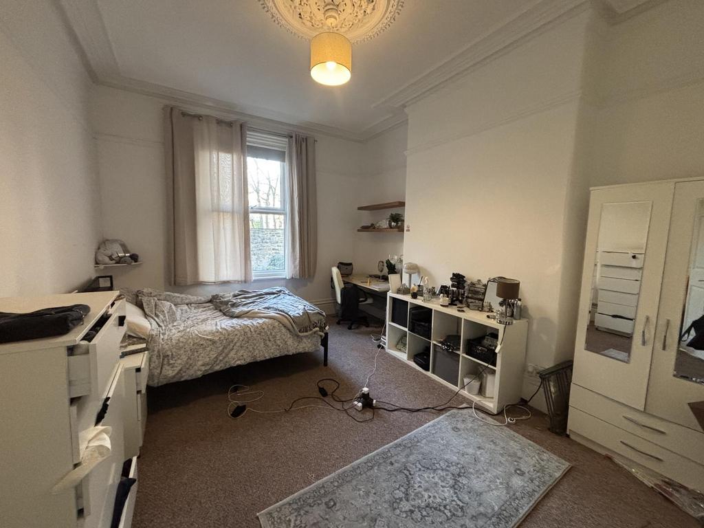 Bright, well-furnished double bedroom with a la...
