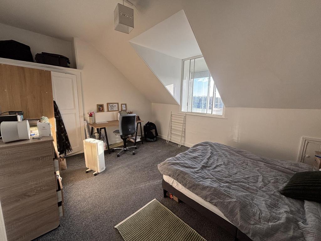 Bright attic double bedroom with a comfortable ...