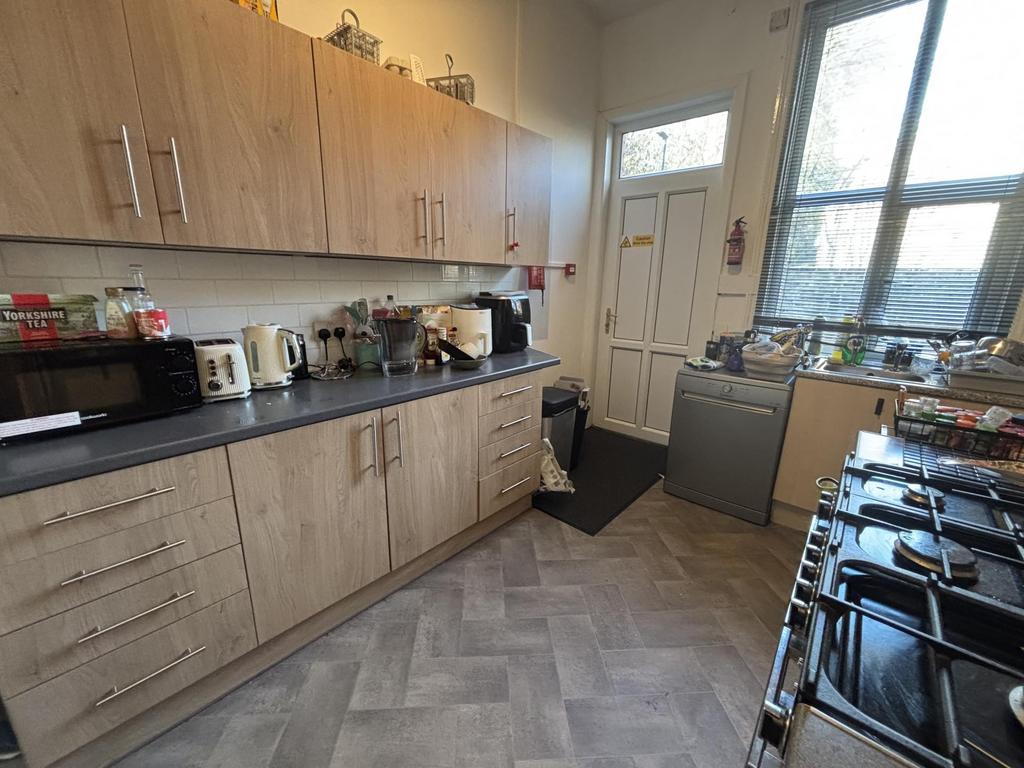 Well-equipped galley kitchen with plenty of ove...