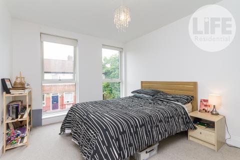 2 bedroom apartment to rent, Sadlers Court, London SE1