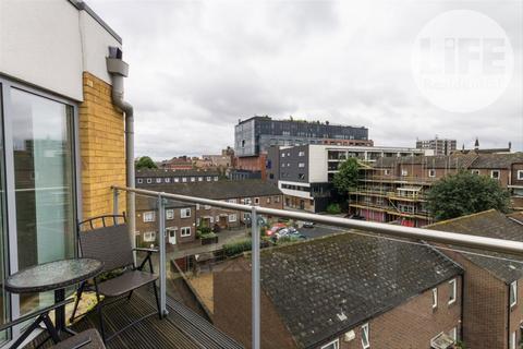 2 bedroom flat to rent, Sadlers Court, London SE1