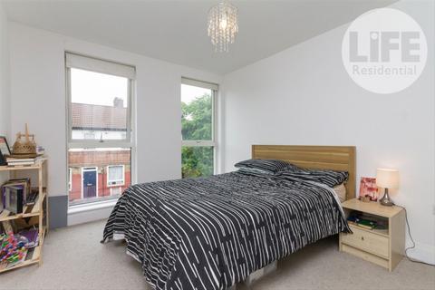 2 bedroom flat to rent, Sadlers Court, London SE1