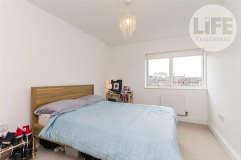 2 bedroom flat to rent, Sadlers Court, London SE1