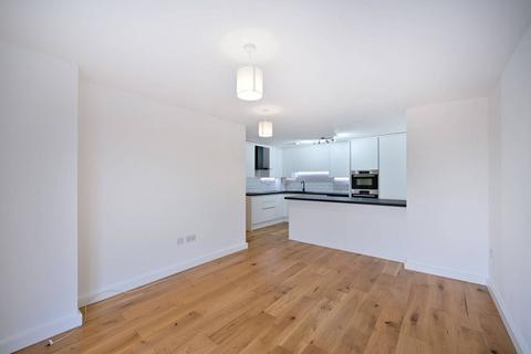 2 bedroom flat to rent, Lanadron Close, Isleworth, TW7