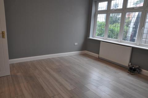 5 bedroom semi-detached house to rent, Weston Drive, Stanmore