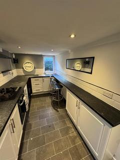 2 bedroom end of terrace house to rent, Carr Street, Brighouse