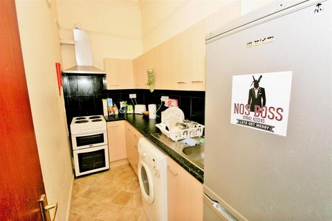 3 bedroom apartment to rent, Hyde Park Road, Hyde Park, Leeds, LS6 1AH