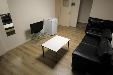 3 bedroom apartment to rent, Royal Park Terrace, Hyde Park, Leeds, LS6 1AH
