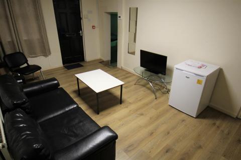 3 bedroom apartment to rent, Royal Park Terrace, Hyde Park, Leeds, LS6 1AH