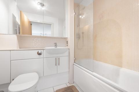 2 bedroom flat to rent, Cassilis Road, London, E14