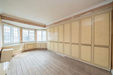 undefined, Eversley Crescent, Isleworth TW7