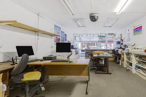 Retail property (high street) for sale, 19 Broadway Para London N8 9DE