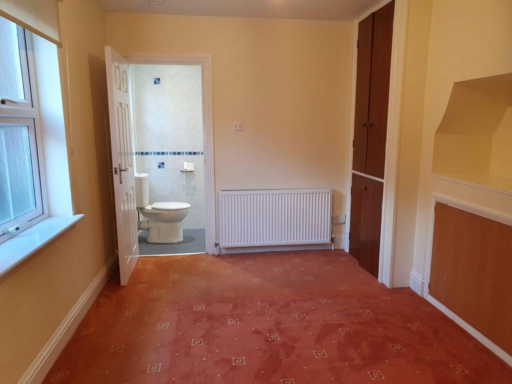 Bedroom to shower room.jpg