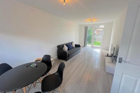 3 bedroom semi-detached house to rent, Doddsfield Road, Slough SL2