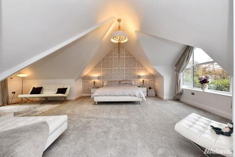 3 bedroom detached house for sale, Delph Lane, Daresbury. Stunning Family Home In A Large Private Plot