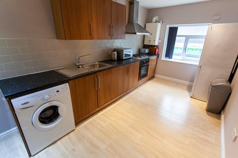 3 bedroom flat to rent, Stafford Street, ,