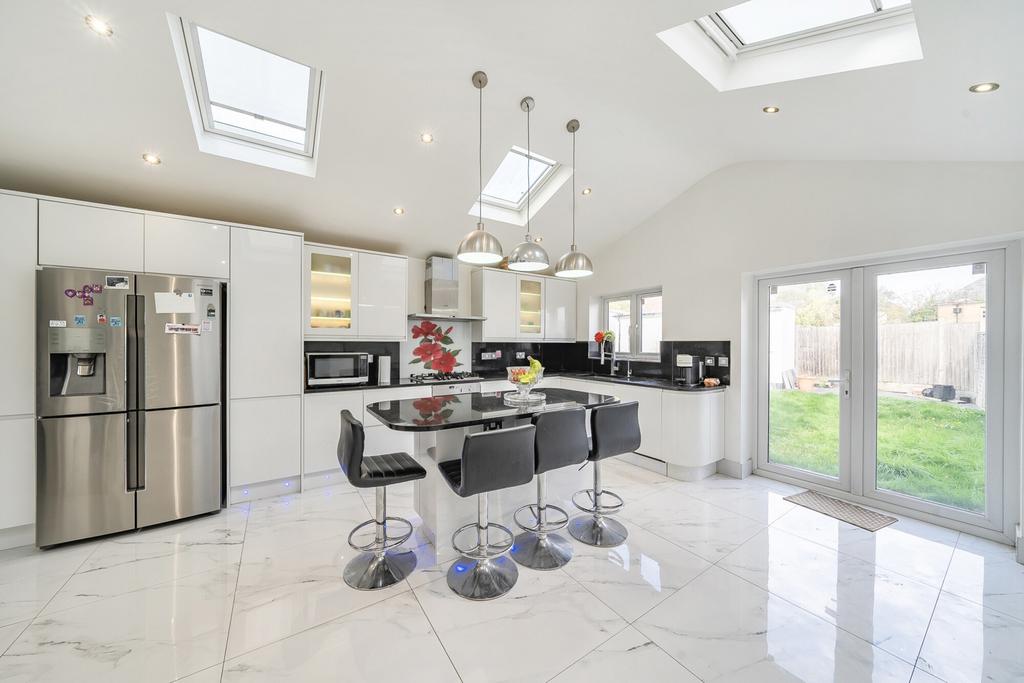 1376218-29-690b76...