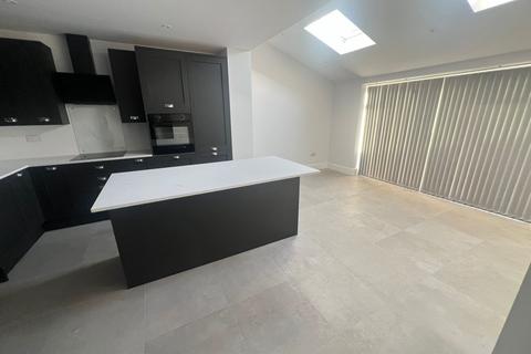 4 bedroom semi-detached house to rent, Eccles, M30