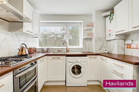 3 bedroom maisonette to rent, Hill House Close, London