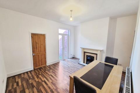 2 bedroom terraced house to rent, Birtles Avenue, Greater Manchester SK5
