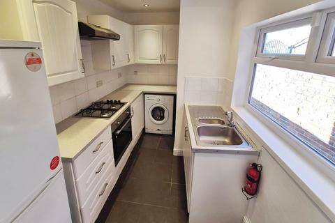 2 bedroom terraced house to rent, Birtles Avenue, Greater Manchester SK5