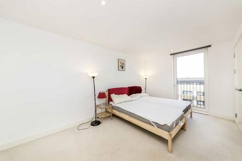 3 bedroom flat to rent, Whiting Way, London SE16