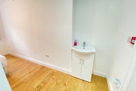 undefined, Uxbridge Road, HANWELL
