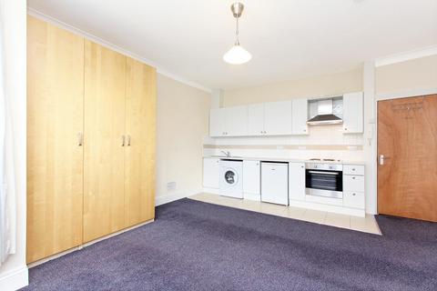 Studio to rent, Stanthorpe Road, London