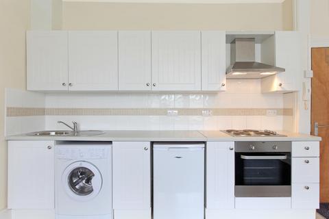Studio to rent, Stanthorpe Road, London