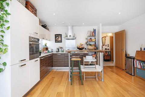 2 bedroom flat to rent, Lea Bridge Road, Lower Clapton, London, E5