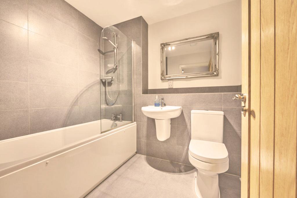 9oakcourtbathroom