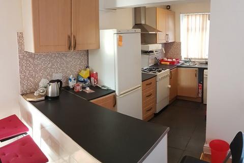 3 bedroom semi-detached house to rent, Lowestoft Street, Manchester