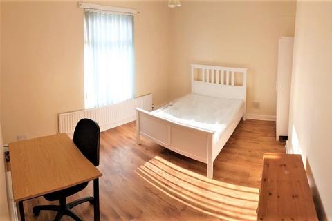 3 bedroom semi-detached house to rent, Lowestoft Street, Manchester