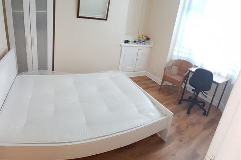 3 bedroom semi-detached house to rent, Lowestoft Street, Manchester