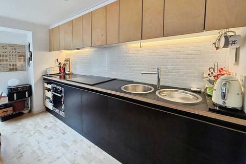 undefined, Saxton, The Avenue