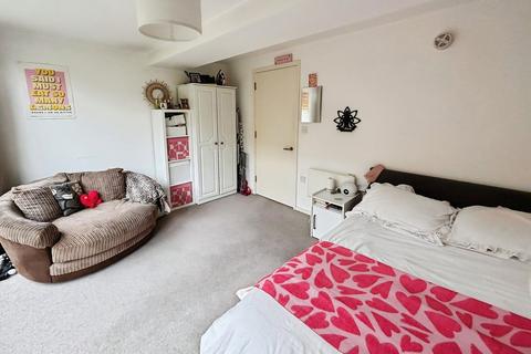 undefined, Saxton, The Avenue